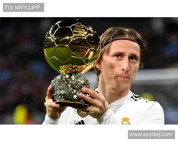 足球巨星双手合十祈祷瞬间展现运动与信仰交织的力量