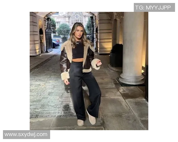 足球明星女友甜美可爱背景照展现青春魅力与时尚气质