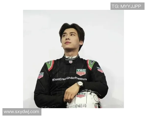 李易峰化身足球明星造型展现个人魅力与运动精神引发粉丝热议